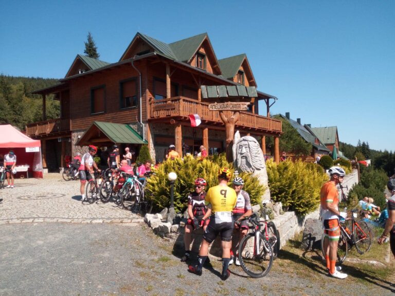cyklisci na okraju